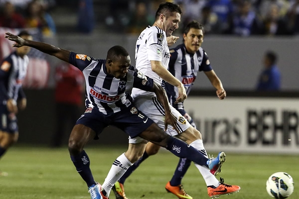 Ayovi ahora juega como volante por la derecha.