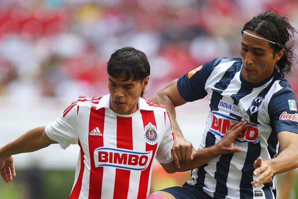 Báez, presente en la defensa y el ataque Chiva.