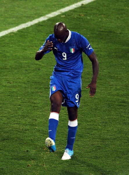 Balotelli se cansó de fallar opciones claras de gol.