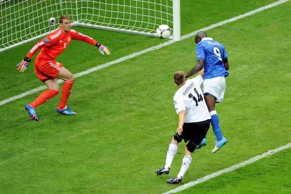 Balotelli gana la posición y con este cabezazo consiguió el 1-0 para italia.