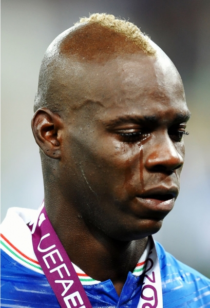 Balotelli no pudo contener el llanto tras la derrota frente a España.