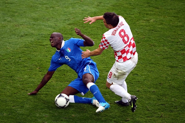 Balotelli pasó desapercibido y no generó peligro en la meta rival.