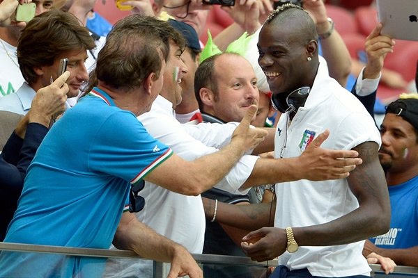 Balotelli salió a convivir con los aficionados italianos.