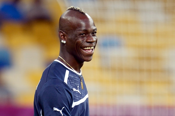 Balotelli salió a reconcer el terreno de juego.