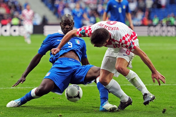 Balotelli y Vukojevic pelearon con todo este balón.