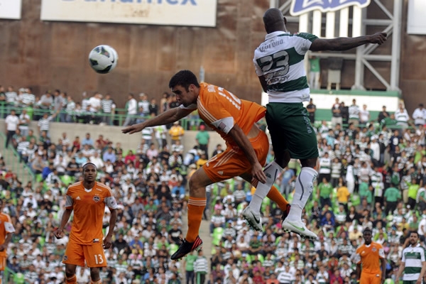 Baloy cubre la marca con intensidad.