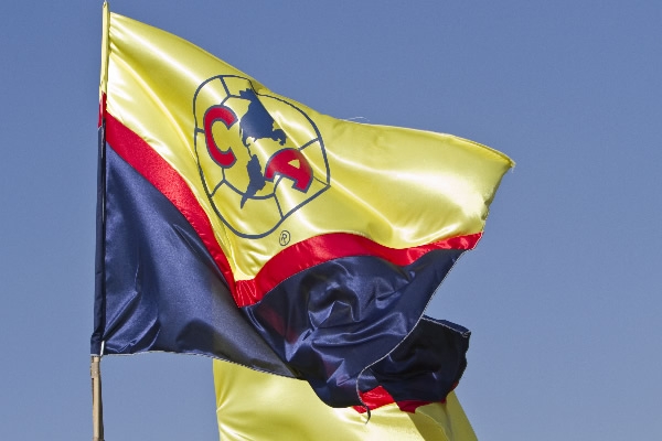La bandera azulcrema ondeo con fuerza y orgullo, ante su gente.