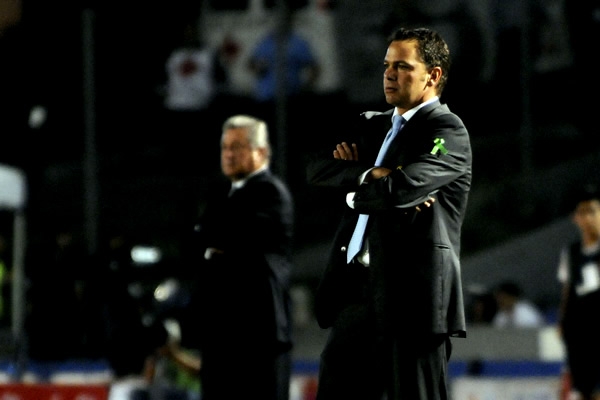 Baños y Vuce dan indicaciones en las bancas.