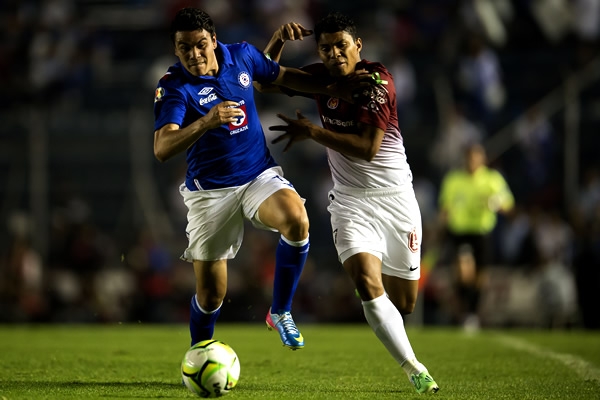 Barrera emulando a una furiosa locomotora por sector de la derecha.