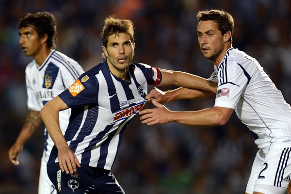 Basanta en el área rival busca otro tanto rayado.