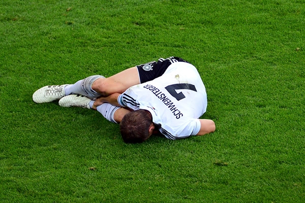 Bastian Schweinsteiger sufré la dureza del juego ante los griegos.