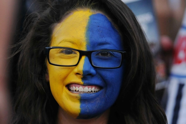 La bella aficionada plasmó el color de su equipo en su cara.