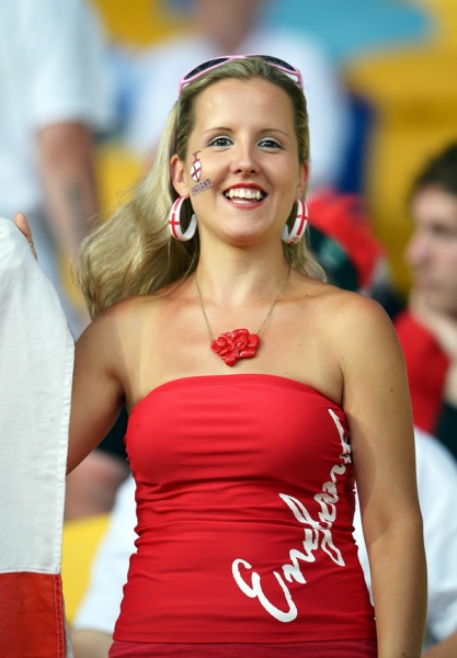 Una bella inglesa disfrutando del clásico duelo europeo.