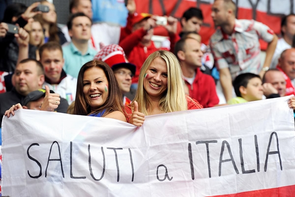Las bellezas italianas engalanando Pozna y mandando saludos a todo el mundo.