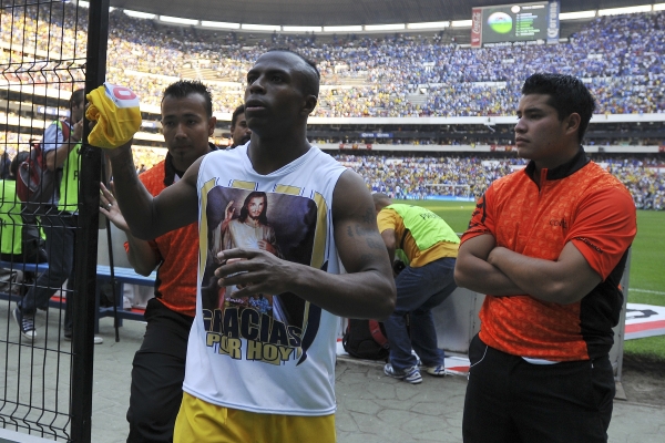 Benítez regaló su camiseta entre la afición americanista.