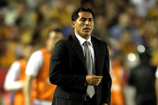 Benjamín Galindo, atento al accionar de sus jugadores.