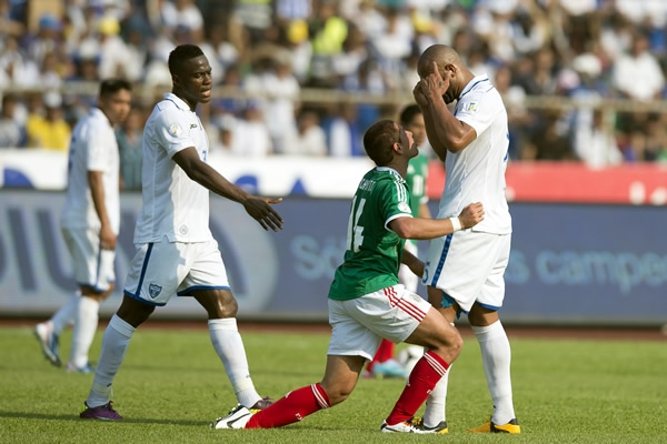 Bernández y Figueroa intenta todo para frenar al mexicano.