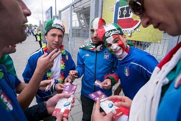 Con boleto en mano, los aficionados italianos a punto de ingresar al estadio.