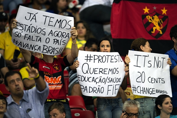 Brasil clama justicia, mientras el mundo clama futbol.