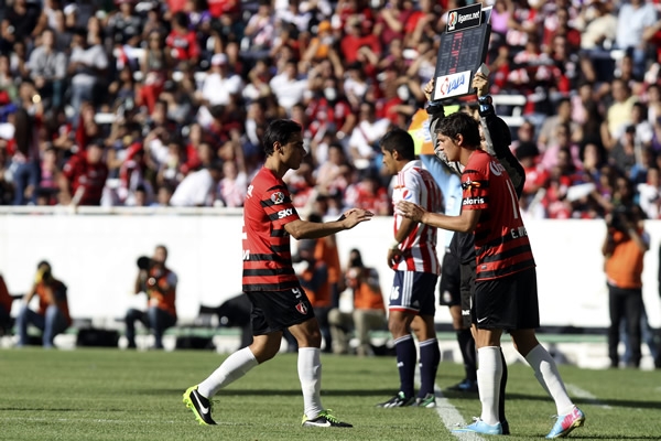 Bravo salió de cambio por una lesión.