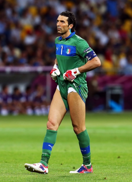 Buffon se desesperaba por las fallas de sus compañeros.