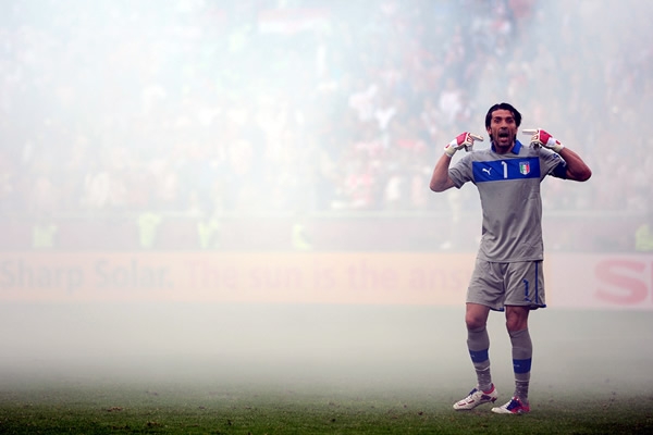 Buffon se pierde ante la humareda generada por una bengala.