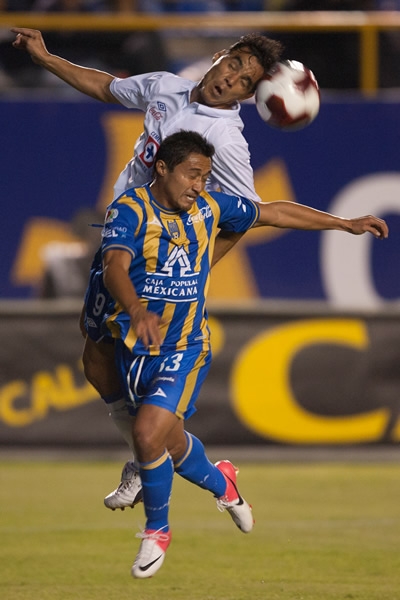 Buscándo el balón por aire.
