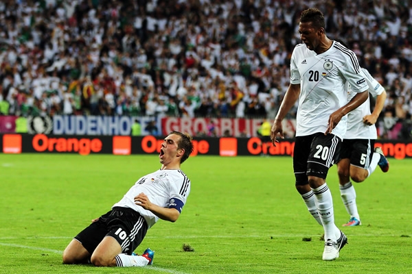 El capitán alemán, Philipp Lahm, perforó la meta de los griegos.