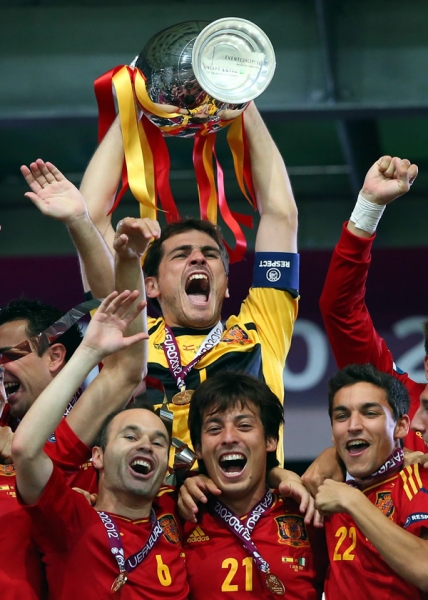 El gran capitán español, Iker Cassillas, festeja como novato.