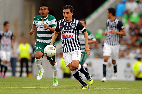 El capitán de La Pandilla, Luis Ernesto Pérez, evadiendo a Ludueña.