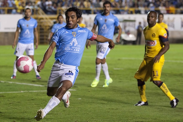 El Capitán Real despeja la esférica para evitar el peligro.