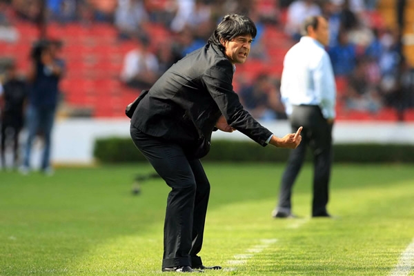 Cardozo dando indicaciones a sus pupilos.