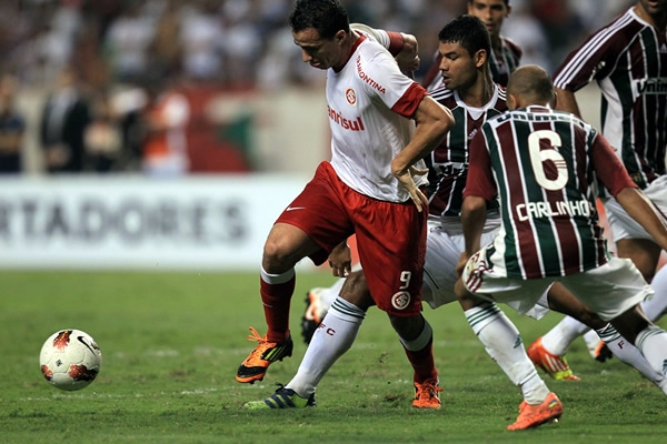Carlinhos, del Fluminense, no dejó pasar a Leandro Damiao.