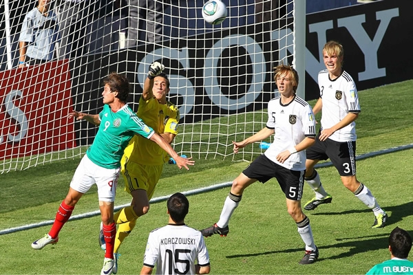Carlos Fierro intentó por aire.