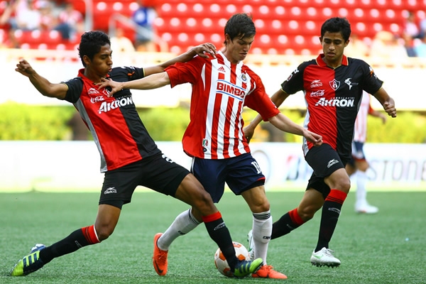 Carlos Fierro peleando contra dos rojinegros.