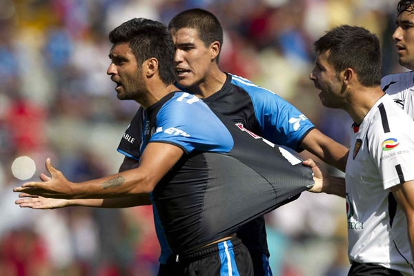 Carlos Bueno pedía tarjeta amarilla para el portero chiapaneco.