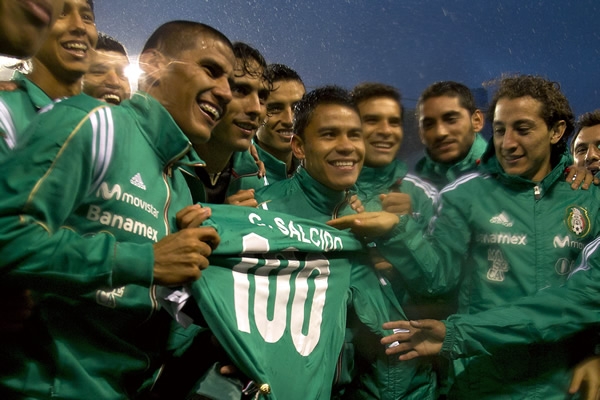 Carlos Salcido celebra sus 100 partidos con el Tri.