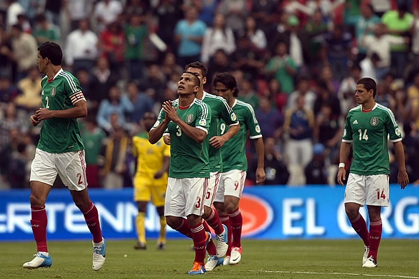 Carlos Salcido festeja su gol de volea al minuto 11 del partido.