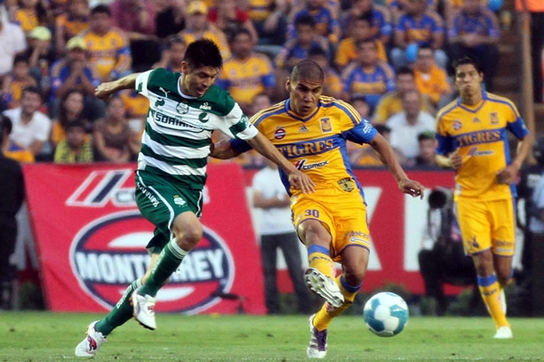 Carlos Salcido pelea el balón con Oribe Peralta.