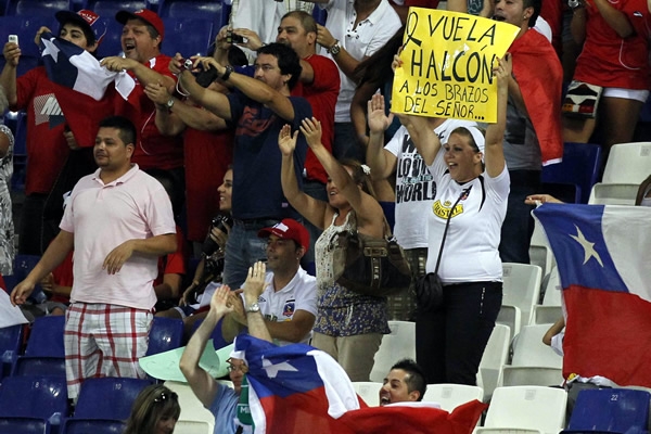 Con carteles, gorros y banderas apoyando a la escuadra chilena.