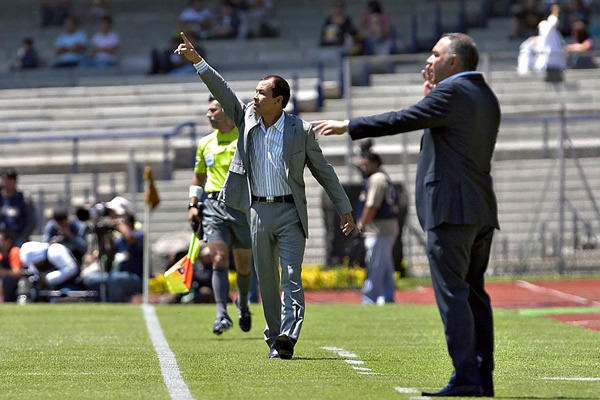 Casi no se sentaron los entrenadores durante todo el encuentro.