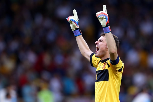 Casillas festeja otra título para su selección.