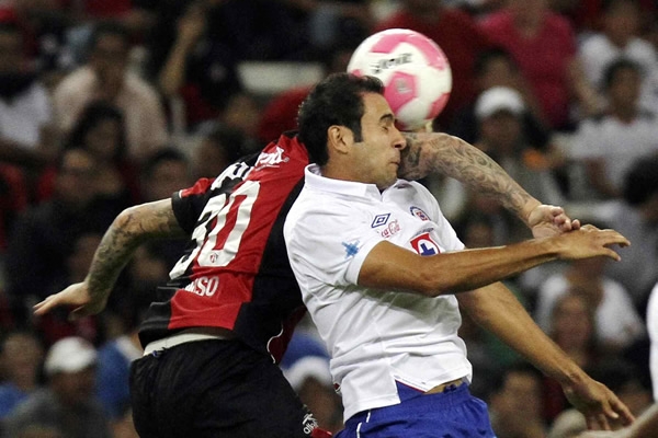 Castro se eleva para impedir que Vuoso genera una jugada.