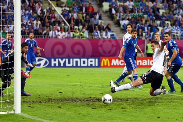 Cerca los alemanes de abrir el marcador ante los griegos.