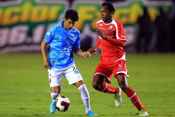 Cerda y Tiago luchan por la esférica.