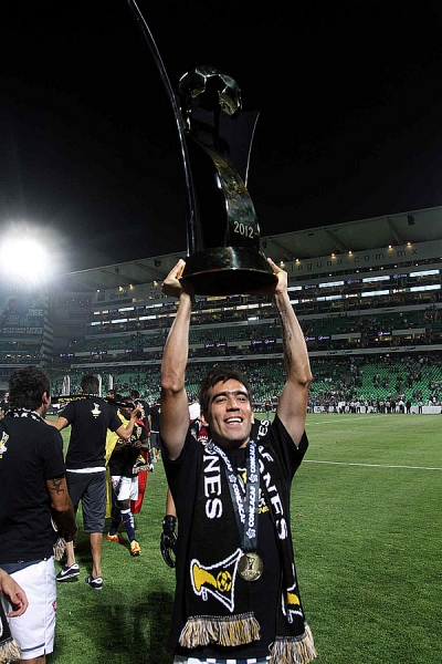 César Delgado levanta el trofeo.
