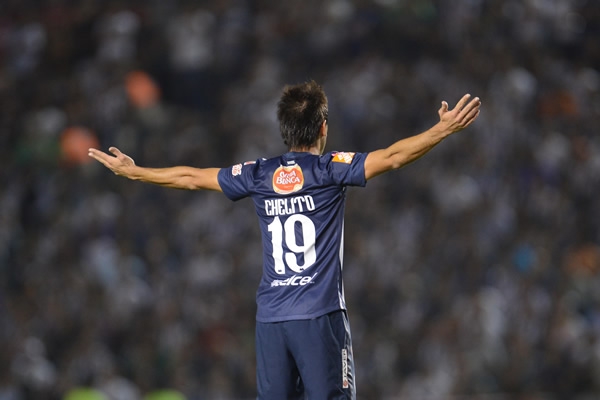 César Delgado se queja ante el gol Xolo.