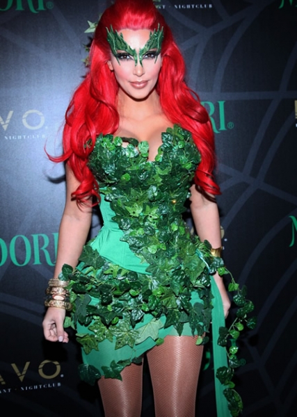 Kim Kardashian te propone ir vestida de Hiedra Venenosa.