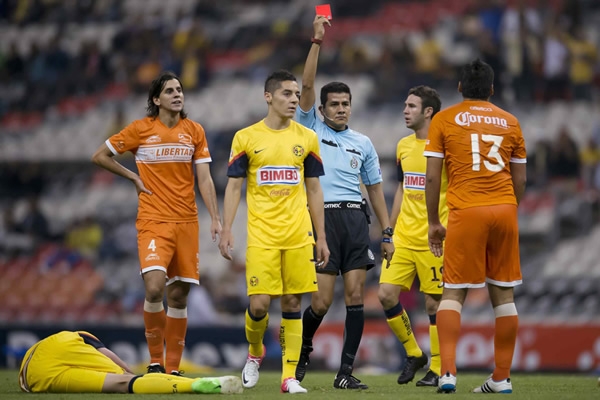 Chacón mandó a De la Barrera a las regaderas en la primera parte.