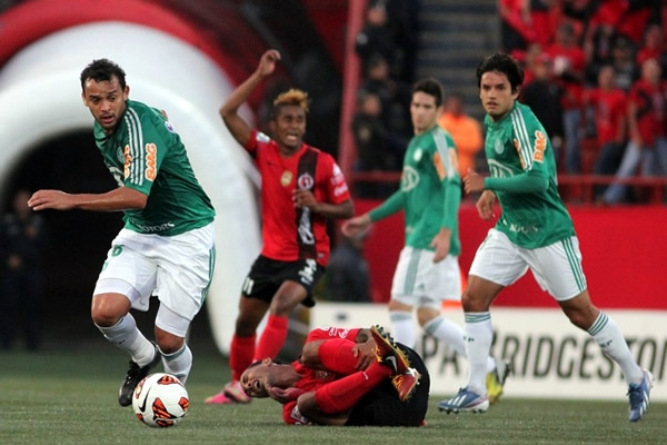 Charles desafió el talento del lateral Castillo sin mucho éxito.